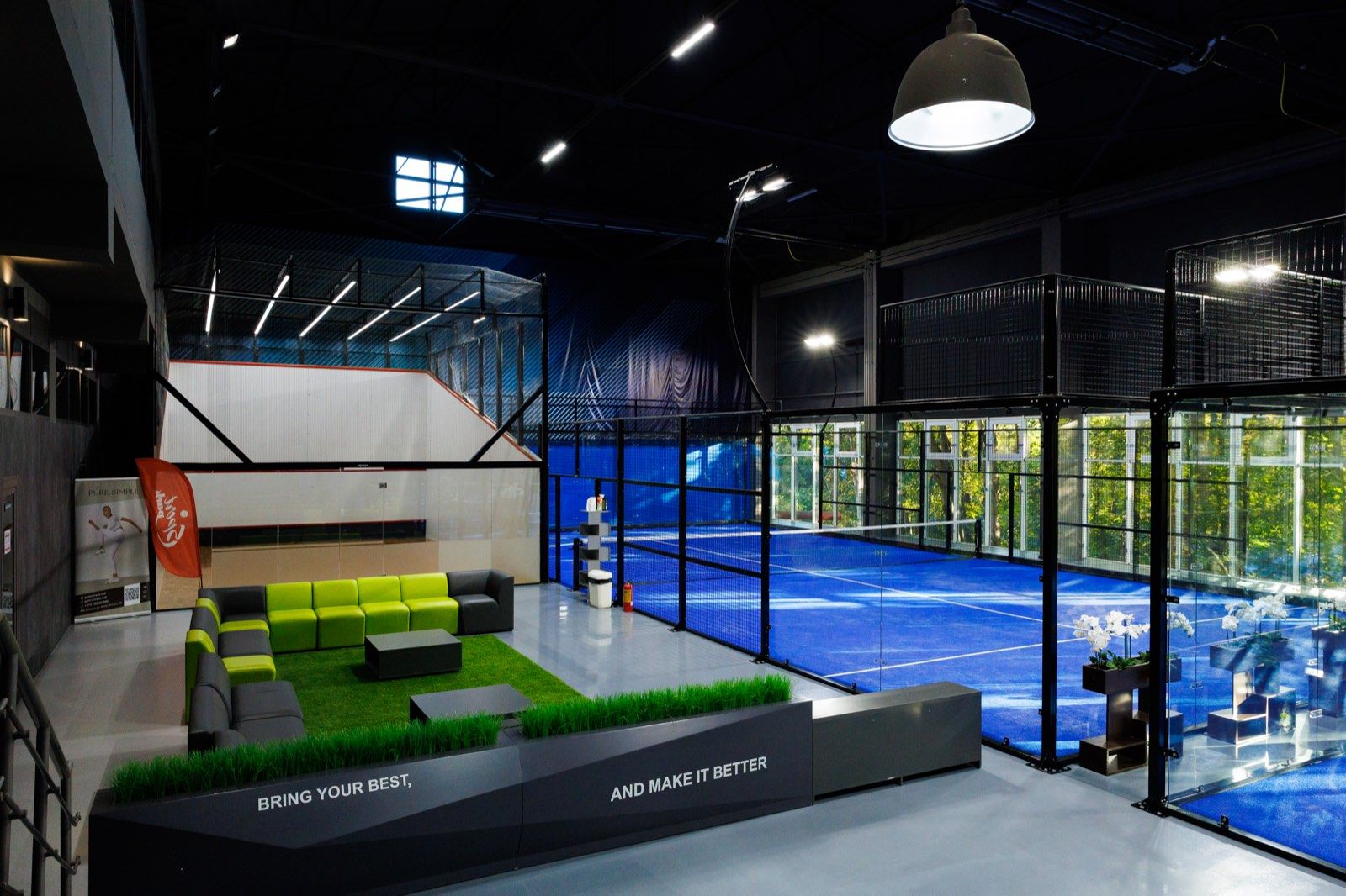 Terenuri de padel văzute din zona lounge SportPark